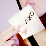 99px.ru аватар Девушка держит записку, на которой отпечаток губной помады и слова *Хохо*