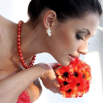 99px.ru аватар Девушка с маленьким букетиком красных цветов в руке, и рубиновыми бусами на шее