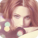 Аватар Девушка лежит, положив голову на руки