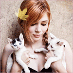 99px.ru аватар Девушка держит двух котят под падающими листьями