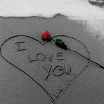 99px.ru аватар На песке нарисовано сердечко, в нем написано *I love you / Я люблю тебя*, рядом лежит роза