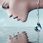 99px.ru аватар Девушка с красивым ожерелье на шее наклонилась к своему отражению в воде