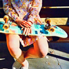 99px.ru аватар Сидячая на лавочке девушка держит скейт