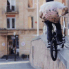 99px.ru аватар Во дворе парень спрыгивает с парапета на велосипеде