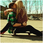 99px.ru аватар Девушка целует парня сидя на скейте