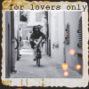 99px.ru аватар Парень с девушкой едут на велосипеде по узкой улице города (for lovers only / только для любителей)