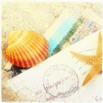 Аватар Ракушки, морская звезда и письмо, лежащие на песке, освещают лучи солнца