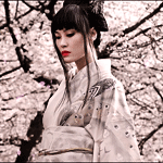 99px.ru аватар Гейша на фоне цветущей сакуры с опадающими лепестками