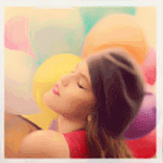 99px.ru аватар Девушка в берете на фоне воздушных шаров