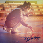99px.ru аватар Девушка сидит на пляже и касается рукой воды (Lighter / Легче)