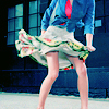 99px.ru аватар Девушка на улице города с развевающейся от ветра юбкой