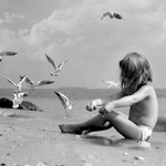 99px.ru аватар Маленькая девочка на берегу моря, рядом с ней чайки