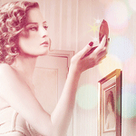 99px.ru аватар Девушка смотрит в зеркальце, которое держит в руке