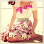 99px.ru аватар Девушка в бусах с розовыми бантиками сидит на песчанном пляже