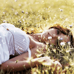 99px.ru аватар Девушка лежит на цветочной поляне, под солнечными лучами