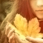 Аватар Девушка держит в руках  жёлтый осенний кленовый лист