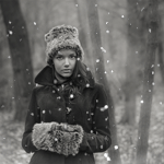 99px.ru аватар Девушка стоит в лесу, идет снег