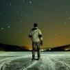 99px.ru аватар Мужчина одиноко стоящий на пустынной местности ночью