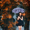 Аватар Девушка с зонтом в осеннем лесу, вокруг летают желтые кленовые листья