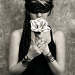 99px.ru аватар Девушка с чёрной повязкой на глазах и белым цветком в руках