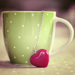 99px.ru аватар Зеленая чашка в белый горошек, с сердечком на цепочке, вместо бирки от заварочного пакетика со шнурком