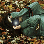 99px.ru аватар Девушка с фотоаппаратом со вспышкой лежит на осенней листве