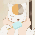 99px.ru аватар Нянко-сенсей / Nyanko-sensei из аниме Natsume Yuujinchou / Тетрадь дружбы Нацумэ с полотенцем на плечах ест мороженое
