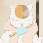 Аватар Нянко-сенсей / Nyanko-sensei из аниме Natsume Yuujinchou / Тетрадь дружбы Нацумэ с полотенцем на плечах ест мороженое