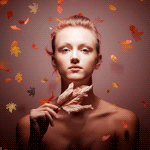 99px.ru аватар Девушка держит в руках осенний лист под листопадом
