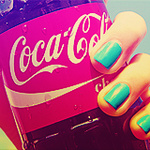 99px.ru аватар Девушка держит в руке баночку Кока - Колы / Coca -Cola