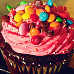 99px.ru аватар Шоколадное пирожное с розовым кремом и M&Ms