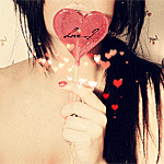 99px.ru аватар Девушка приставила леденец-сердечко, на котором написано Love / Любовь, к губам