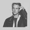 Аватар Том Фелтон / Tom Felton проводит рукой по подбородку