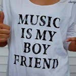 Аватар Девушка в белой футболке с надписью 'Music is my boyfriend / Музыка - мой друг'