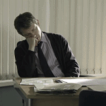 Аватар Мартин Фримен / Martin Freeman в роли Доктора Ватсона засыпает за столом (сериал Шерлок / Sherlock)
