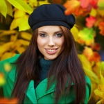 Аватар Очаровательная шатенка среди осенних листьев
