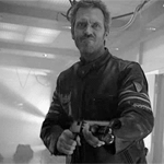 99px.ru аватар Хью Лори / Hugh Laurie из сериала 'Доктор Хаус / House, M.D.' стреляет из дробовика