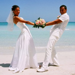 99px.ru аватар Жених и невеста со свадебным букетом на берегу моря