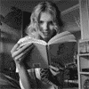 Аватар Девушка читает книгу и улыбается в камеру, сериал Молокососы / Skins, серия Кэсси / Cassie
