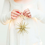 99px.ru аватар Девушка в белом платье держит в руках золотистую звезду на нити