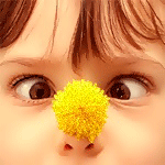 99px.ru аватар Девочка свела глаза к переносице, пытаясь разглядеть желтый цветок на носу