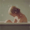 99px.ru аватар Taylor Swift / Тейлор Свифт сидит в ванне, сверху падает снег, кадр из клипа на песню Back to December