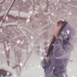 99px.ru аватар Девушка в зимнем лесу смотрит на падающий снег