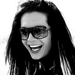 99px.ru аватар Билл Каулитц / Bill Kaulitz, вокалист группы Tokio Hotel, в тёмных очках смеётся