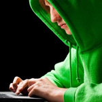 99px.ru аватар Сидящий за ноутбуком парень в ярко-зеленом капюшоне на черном фоне