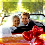 99px.ru аватар Красивые жених и невеста в свадебном автомобиле с шарами в форме сердечка