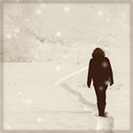 Аватар Одиноко идущий по снежной тропинке мужчина