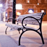 99px.ru аватар Падающий снег на заснеженную скамейку на городской улице