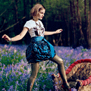99px.ru аватар Эмма Уотсон / Emma Watson в синей юбке и белой футболке на природе поставила ногу на кресло