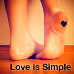 99px.ru аватар У девушки на пятке нарисовано сердечко (Love is simple / Любовь проста)
